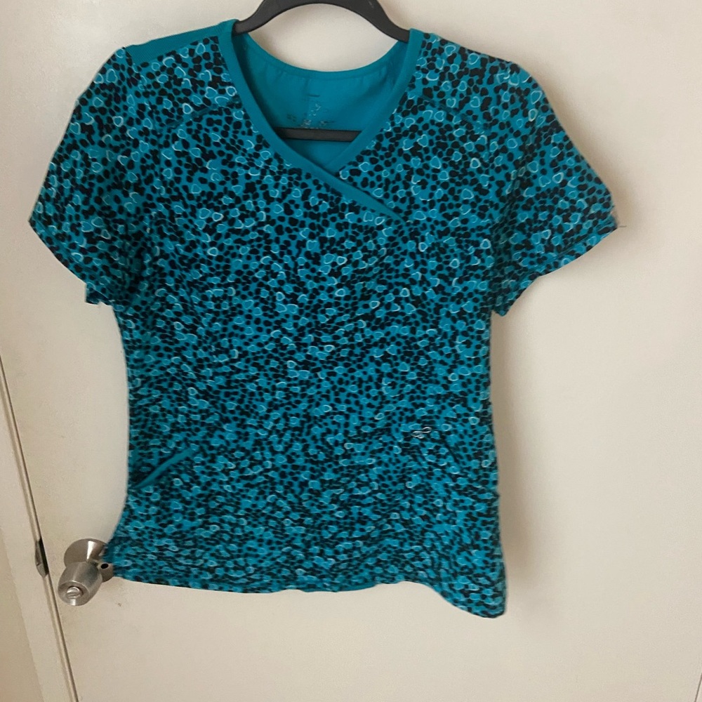 Medium Cherokee Infinity Scrub Top. - image 1